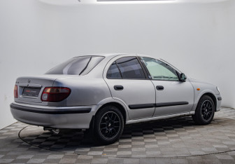 Подержанный автомобиль Nissan Almera Sedan 2002 года (5 фото)