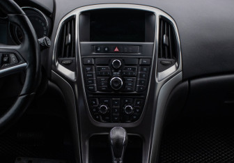 Подержанный автомобиль Opel Astra Hatchback 2011 года (14 фото)
