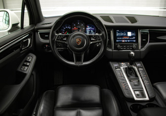 Подержанный автомобиль Porsche Macan 2017 года (9 фото)