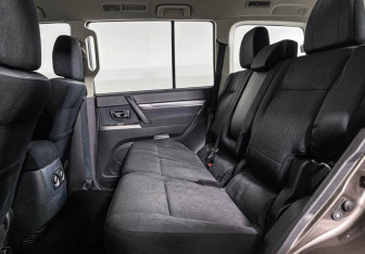 Подержанный автомобиль Mitsubishi Pajero 2015 года (10 фото)