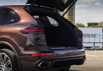 Подержанный автомобиль Porsche Cayenne 2016 года (25 фото)