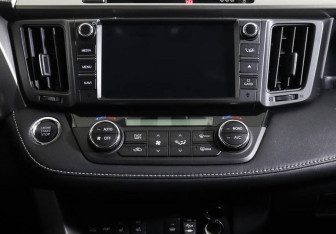 Подержанный автомобиль Toyota RAV4 2017 года (8 фото)