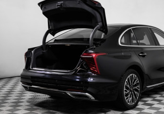 Подержанный автомобиль Hongqi H5 2023 года (19 фото)