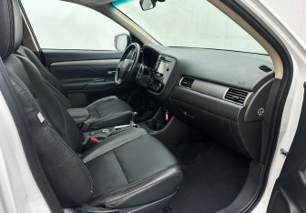 Подержанный автомобиль Mitsubishi Outlander 2012 года (13 фото)