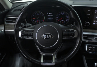 Подержанный автомобиль Kia K5 2020 года (10 фото)