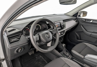 Подержанный автомобиль Skoda Rapid Liftback 2021 года (16 фото)