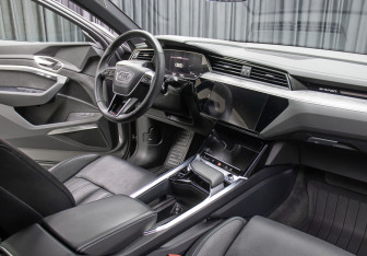 Подержанный автомобиль Audi e-tron Sportback 2021 года (11 фото)