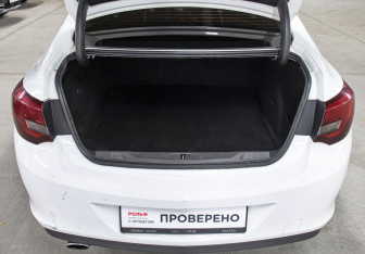 Подержанный автомобиль Opel Astra Sedan 2012 года (10 фото)