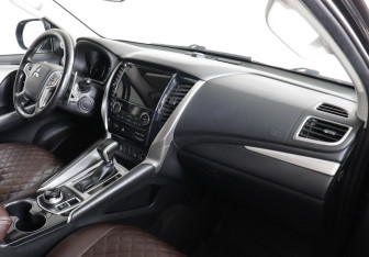 Подержанный автомобиль Mitsubishi Pajero Sport 2018 года (8 фото)