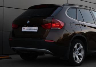 Подержанный автомобиль BMW X1 2011 года (21 фото)