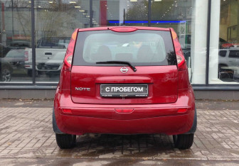 Подержанный автомобиль Nissan Note 2012 года (7 фото)