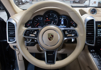 Подержанный автомобиль Porsche Cayenne 2015 года (17 фото)