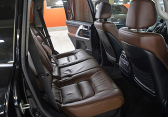 Подержанный автомобиль Toyota Land Cruiser Suv 2016 года (12 фото)