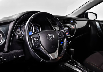 Подержанный автомобиль Toyota Auris Hatchback 2014 года (10 фото)