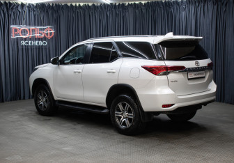 Подержанный автомобиль Toyota Fortuner 2021 года (7 фото)