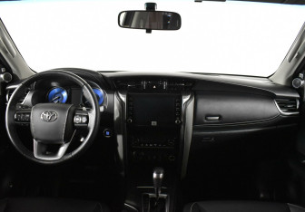 Подержанный автомобиль Toyota Fortuner 2020 года (10 фото)