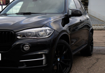 Подержанный автомобиль BMW X5 2013 года (32 фото)