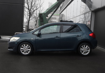 Подержанный автомобиль Toyota Auris Hatchback 2009 года (8 фото)