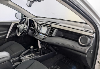 Подержанный автомобиль Toyota RAV4 2019 года (11 фото)