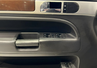 Подержанный автомобиль Volkswagen Touareg 2007 года (17 фото)