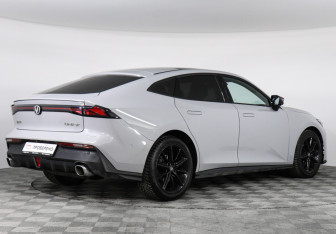 Подержанный автомобиль Changan UNI-V 2023 года (5 фото)