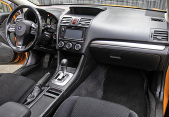 Подержанный автомобиль Subaru XV 2012 года (11 фото)