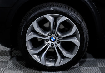 Подержанный автомобиль BMW X5 2013 года (15 фото)