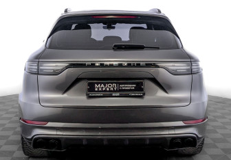Подержанный автомобиль Porsche Cayenne 2019 года (6 фото)