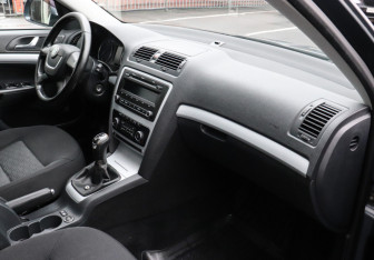 Подержанный автомобиль Skoda Octavia Liftback 2011 года (8 фото)