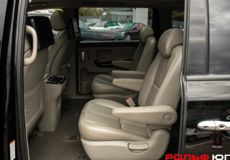 Подержанный автомобиль Kia Carnival 2017 года (8 фото)