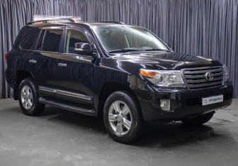 Подержанный автомобиль Toyota Land Cruiser Suv 2015 года (3 фото)