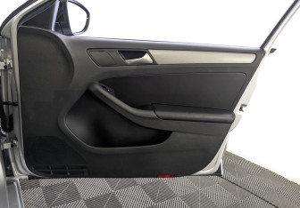 Подержанный автомобиль Volkswagen Jetta Sedan 2012 года (23 фото)