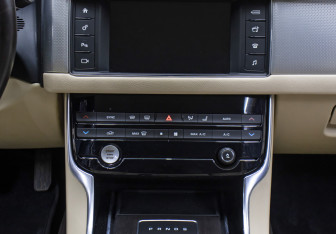 Подержанный автомобиль Jaguar XF Sedan 2016 года (15 фото)