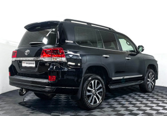 Подержанный автомобиль Toyota Land Cruiser Suv 2019 года (5 фото)