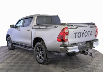 Подержанный автомобиль Toyota Hilux 2022 года (7 фото)