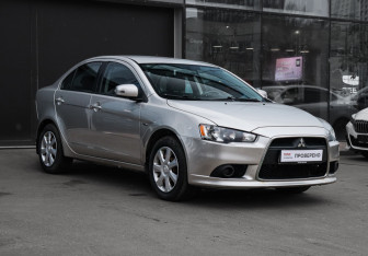 Подержанный автомобиль Mitsubishi Lancer Sedan 2014 года (3 фото)