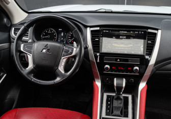 Подержанный автомобиль Mitsubishi Pajero Sport 2020 года (11 фото)