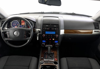 Подержанный автомобиль Volkswagen Touareg 2009 года (14 фото)