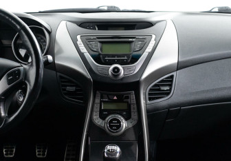 Подержанный автомобиль Hyundai Elantra Sedan 2012 года (8 фото)