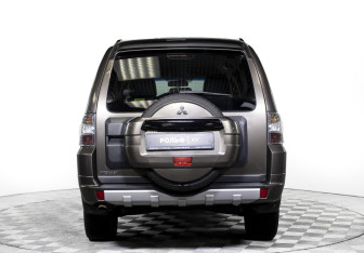 Подержанный автомобиль Mitsubishi Pajero 2012 года (6 фото)