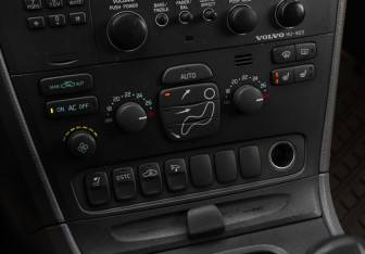 Подержанный автомобиль Volvo S60 2002 года (17 фото)