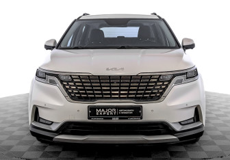 Подержанный автомобиль Kia Carnival 2022 года (2 фото)