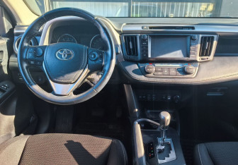Подержанный автомобиль Toyota RAV4 2017 года (14 фото)