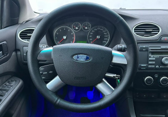 Подержанный автомобиль Ford Focus Hatchback 2006 года (11 фото)