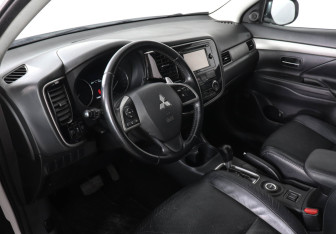 Подержанный автомобиль Mitsubishi Outlander 2012 года (9 фото)