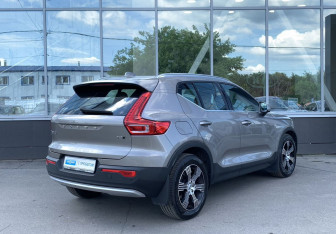 Подержанный автомобиль Volvo XC40 2021 года (5 фото)