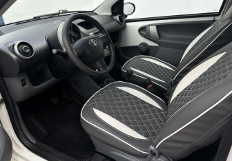 Подержанный автомобиль Toyota Aygo 2010 года (9 фото)