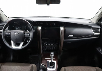 Подержанный автомобиль Toyota Fortuner 2019 года (13 фото)