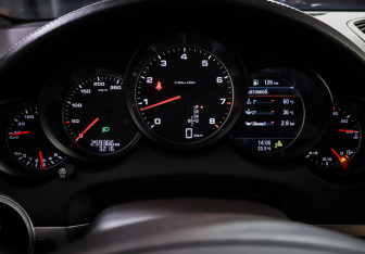 Подержанный автомобиль Porsche Cayenne 2012 года (16 фото)