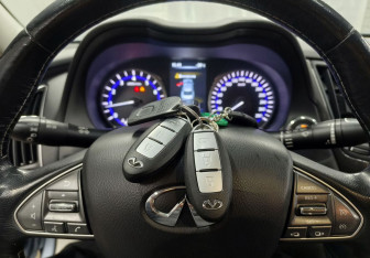 Подержанный автомобиль Infiniti Q50 2014 года (19 фото)